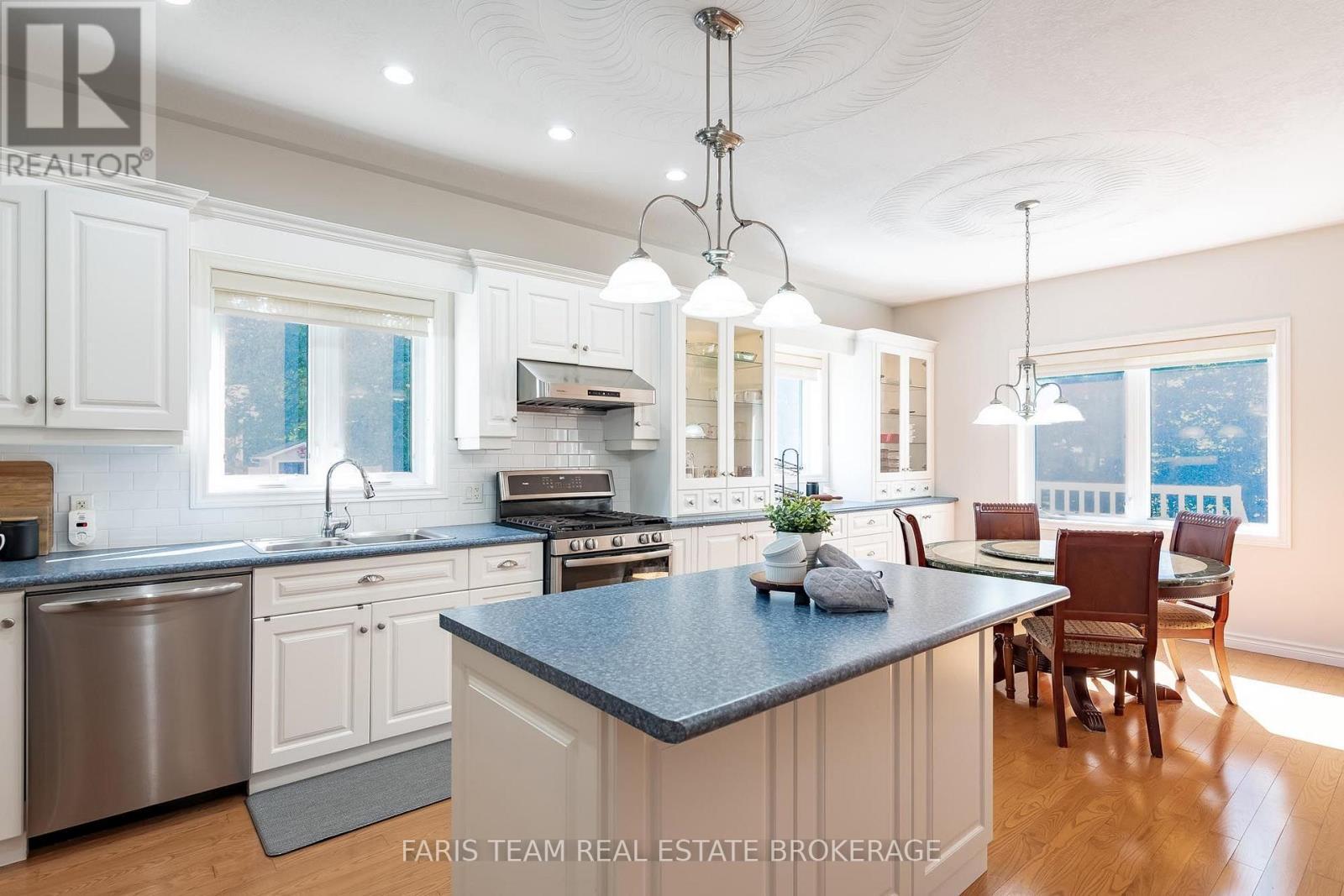 91 Maryjane Road, Tiny, ON - Indoor Photo Showing Kitchen With Double Sink With Upgraded Kitchen