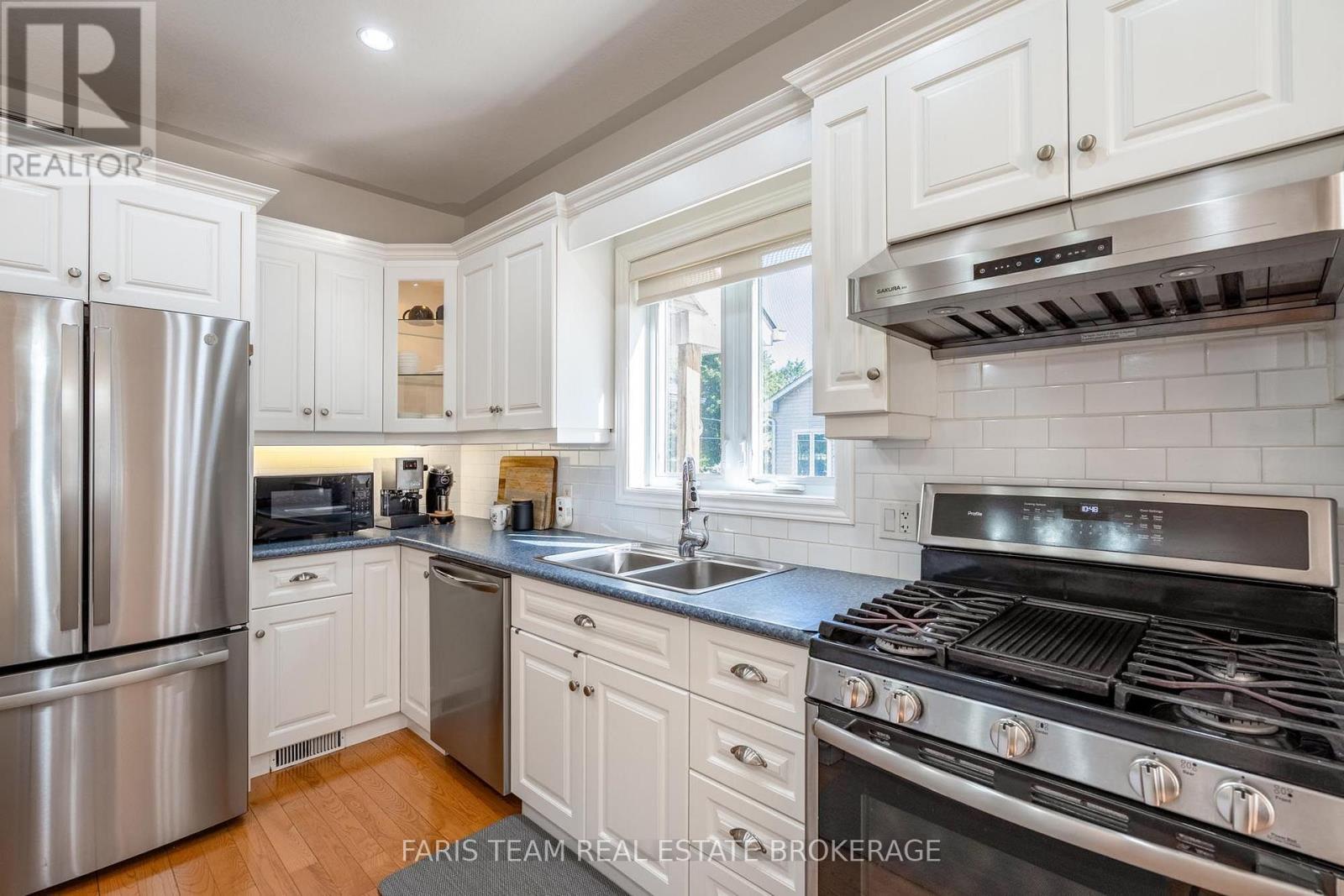 91 Maryjane Road, Tiny, ON - Indoor Photo Showing Kitchen With Double Sink
