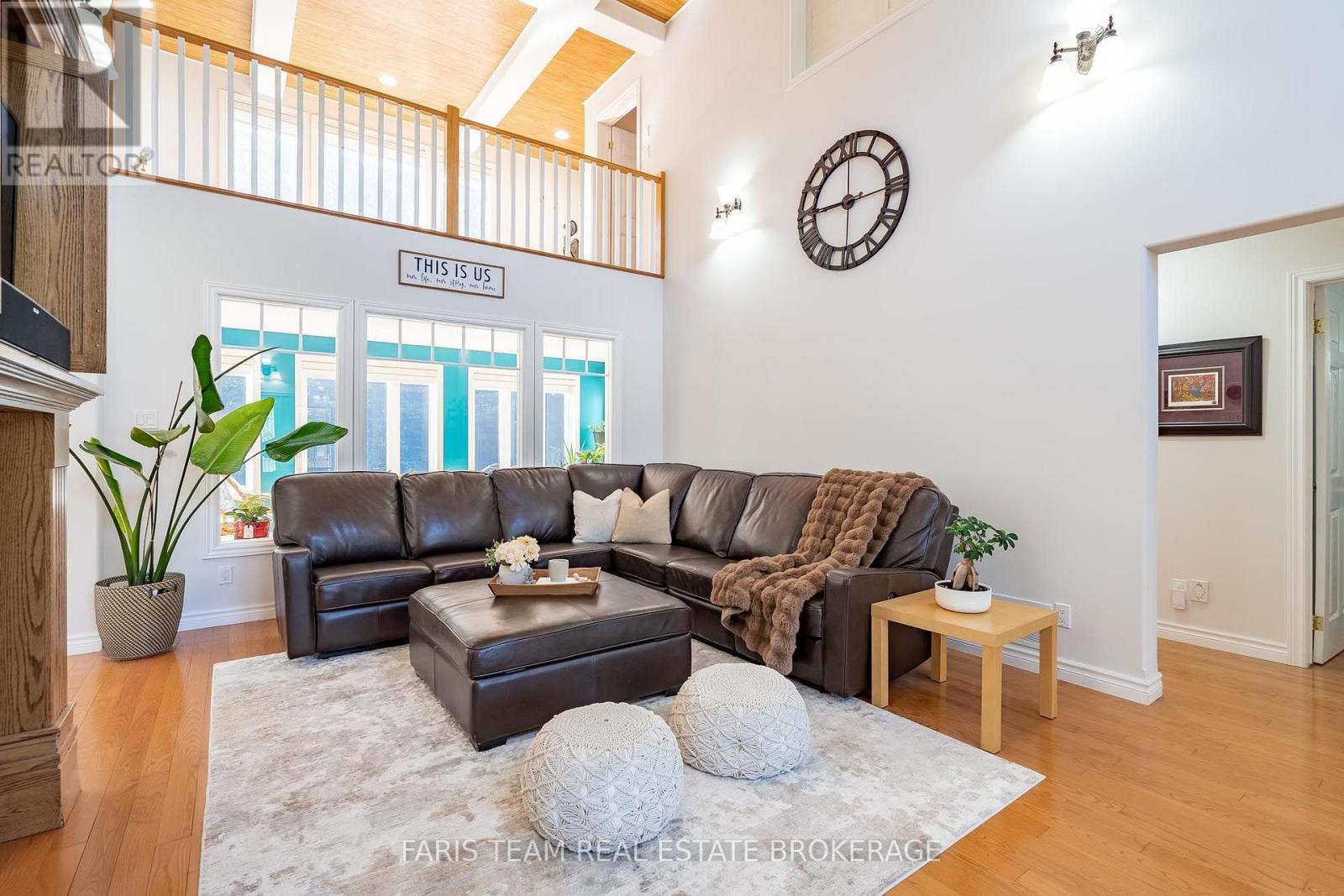 91 Maryjane Road, Tiny, ON - Indoor Photo Showing Living Room