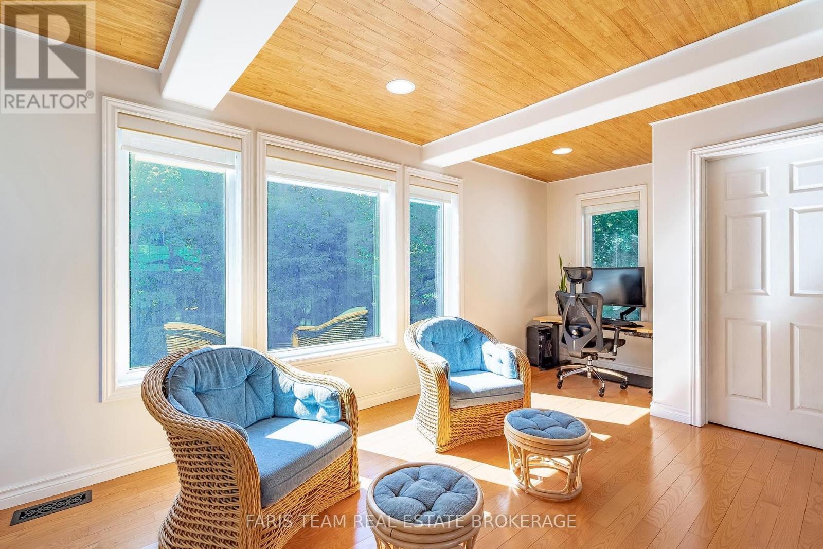 91 Maryjane Road, Tiny, ON - Indoor Photo Showing Living Room