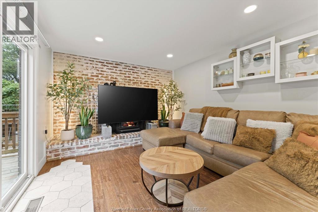 1718 Lesperance, Tecumseh, ON - Indoor Photo Showing Living Room