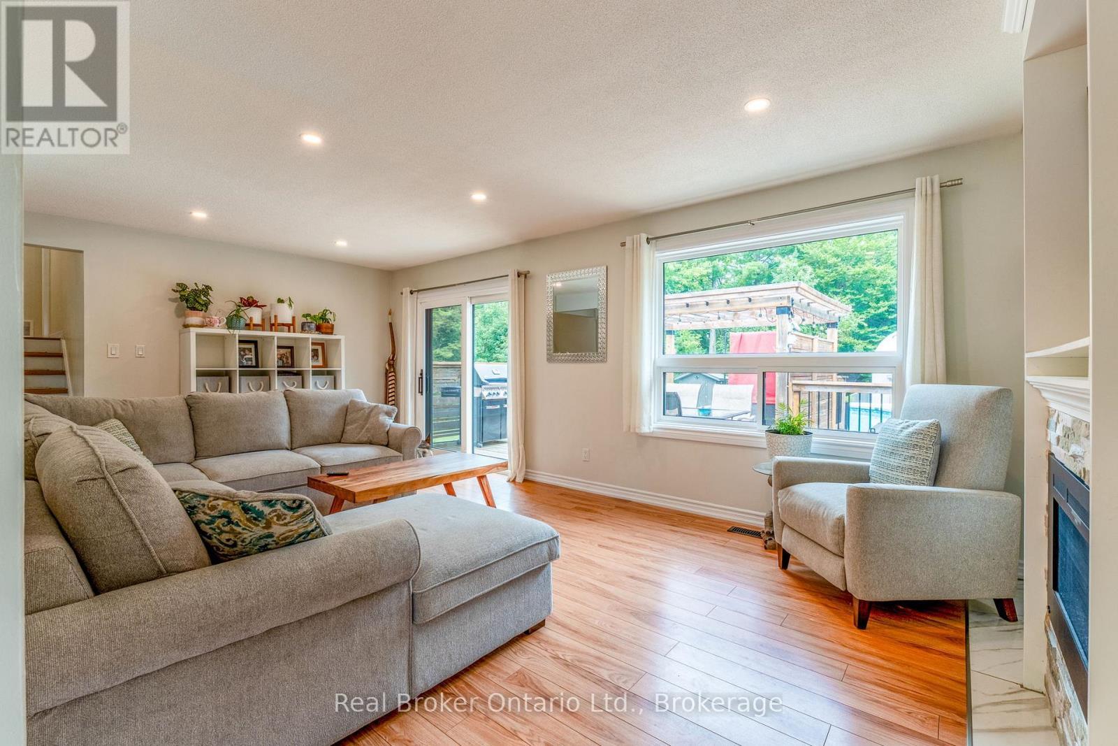 1819 Old Second Road S, Springwater, ON - Indoor Photo Showing Living Room