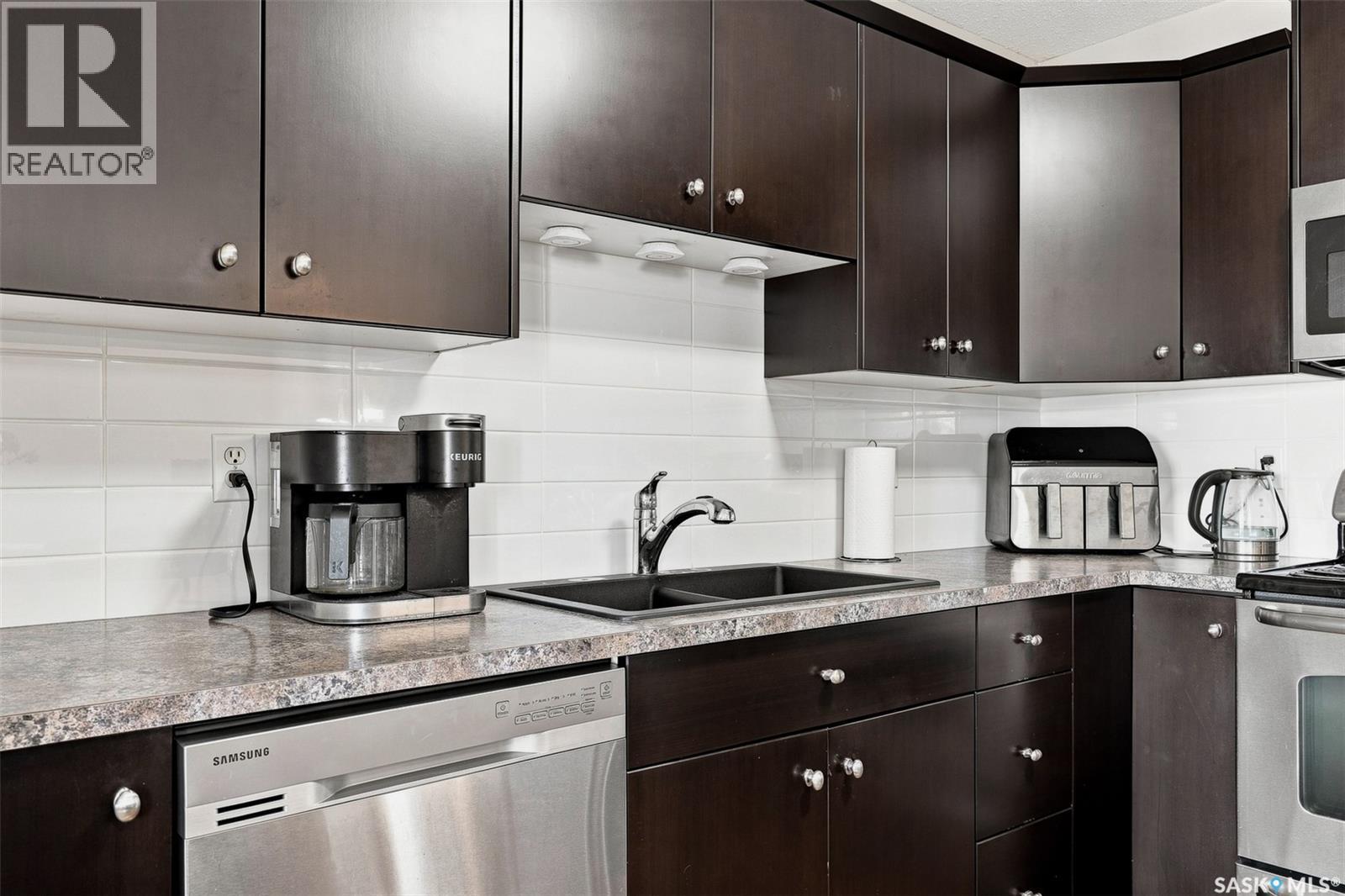 615 Peters Street, Warman, SK - Indoor Photo Showing Kitchen With Double Sink With Upgraded Kitchen