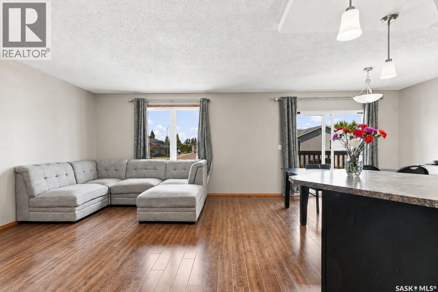 615 Peters Street, Warman, SK - Indoor Photo Showing Living Room