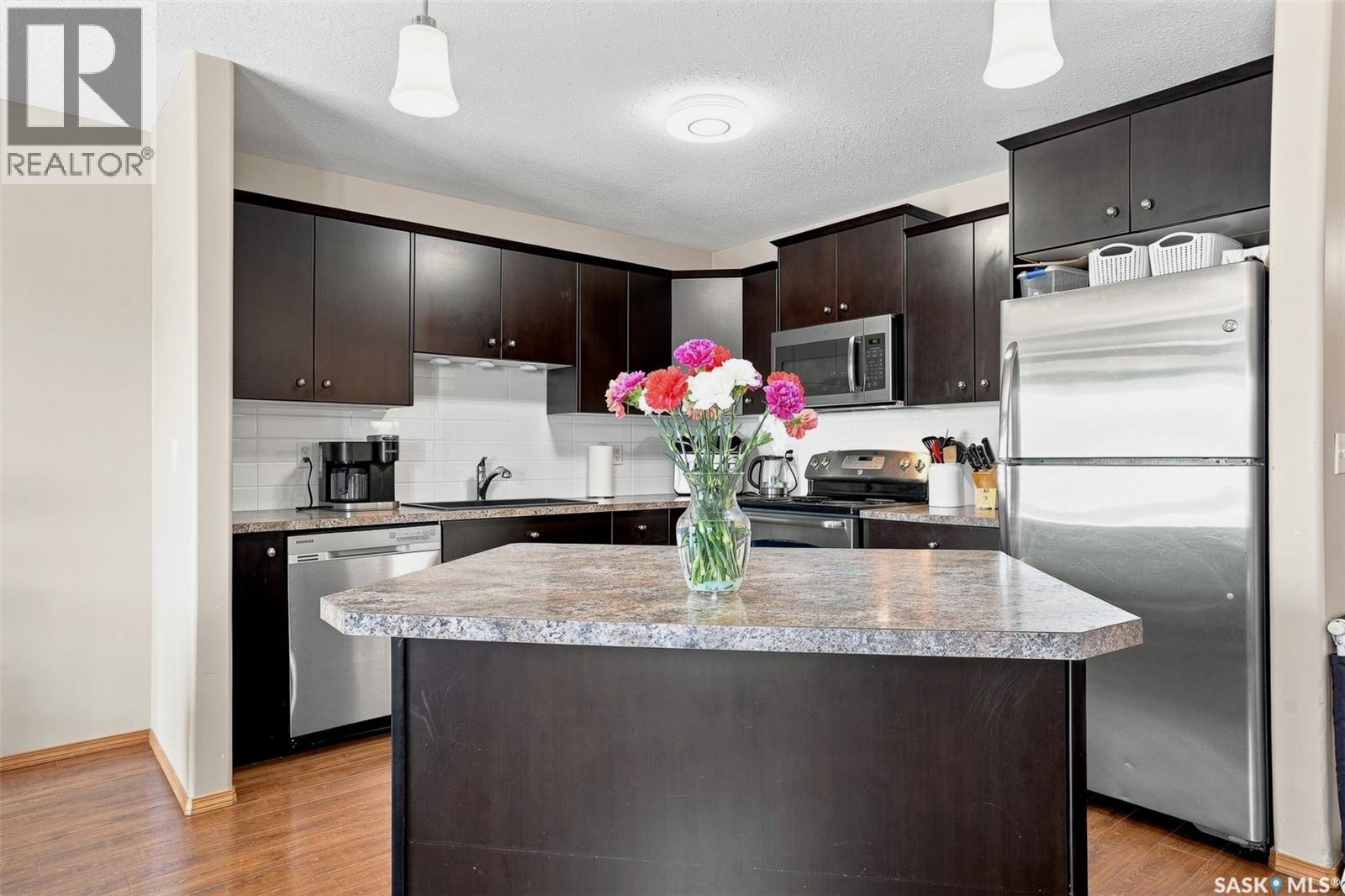 615 Peters Street, Warman, SK - Indoor Photo Showing Kitchen With Upgraded Kitchen