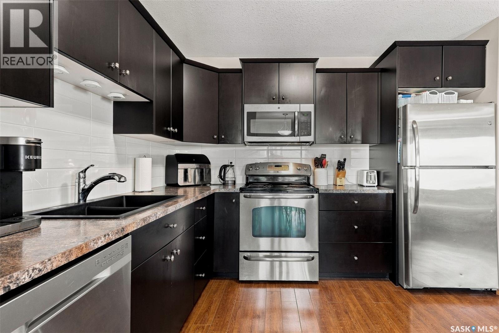 615 Peters Street, Warman, SK - Indoor Photo Showing Kitchen With Double Sink With Upgraded Kitchen