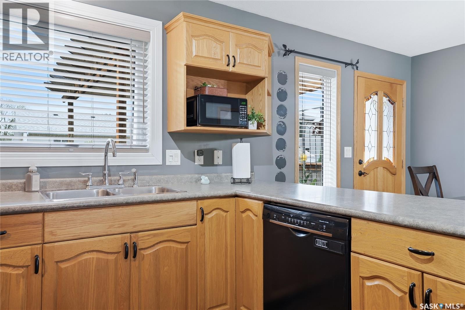 414 Sumner Lane, Saskatoon, SK - Indoor Photo Showing Kitchen With Double Sink