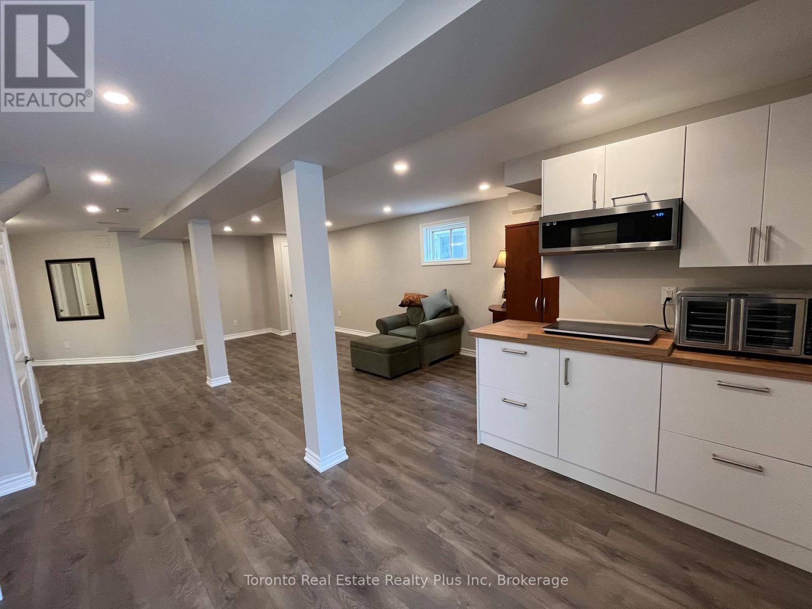 21 Nicholson Drive, Barrie, ON - Indoor