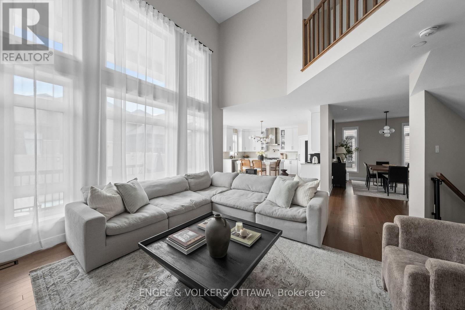 351 Shuttleworth Drive, Ottawa, ON - Indoor Photo Showing Living Room