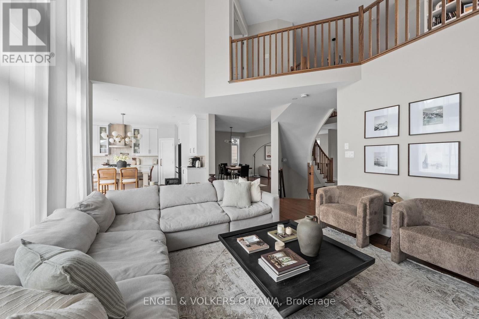 351 Shuttleworth Drive, Ottawa, ON - Indoor Photo Showing Living Room