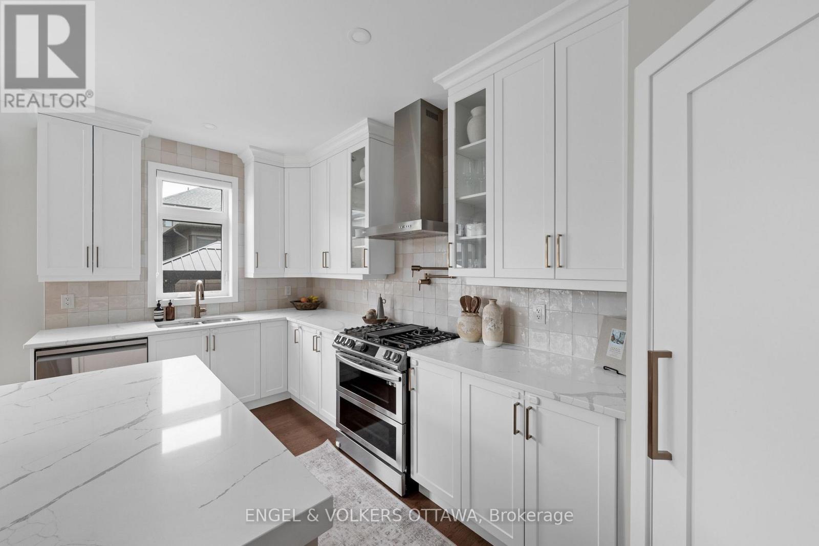351 Shuttleworth Drive, Ottawa, ON - Indoor Photo Showing Kitchen With Upgraded Kitchen
