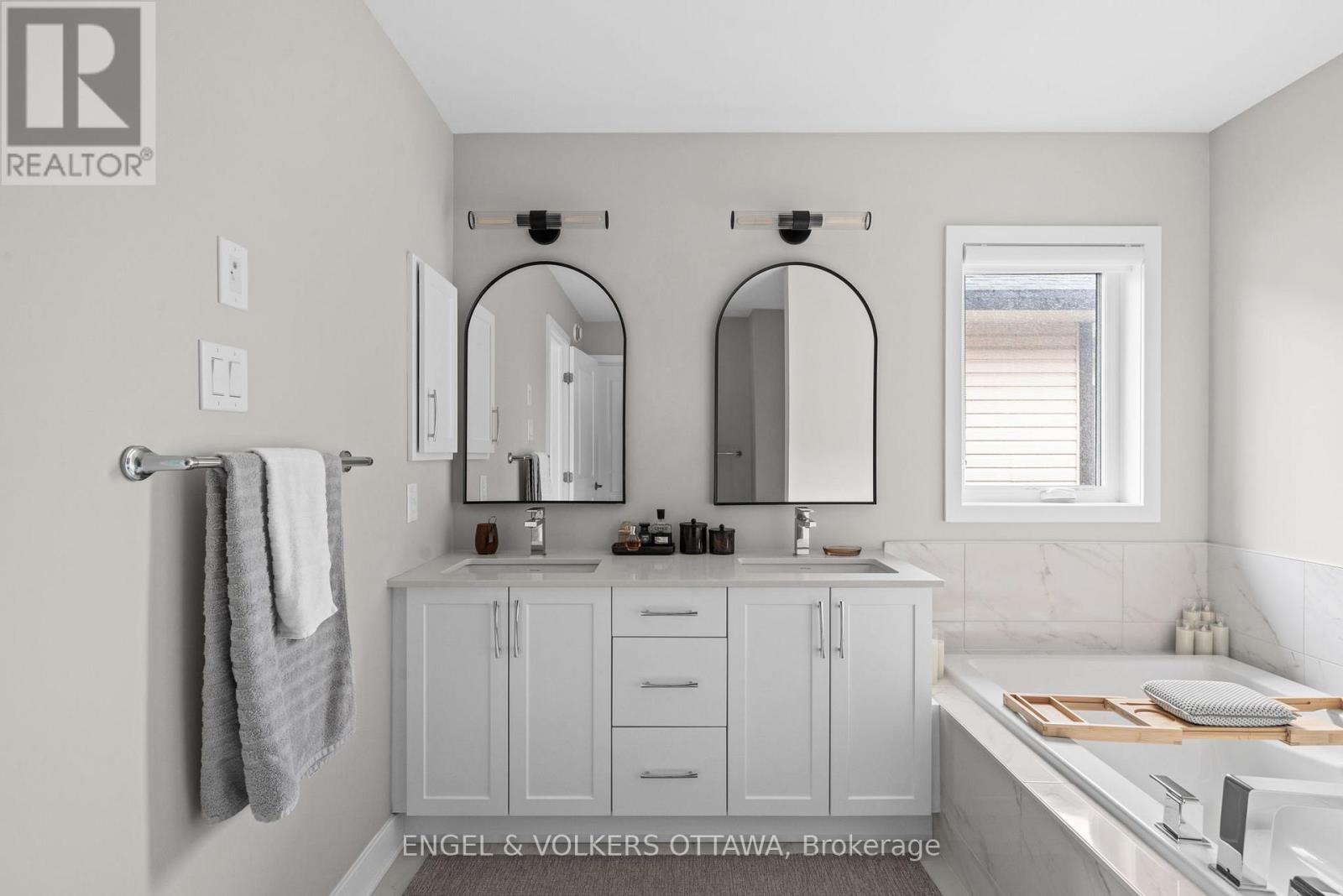 351 Shuttleworth Drive, Ottawa, ON - Indoor Photo Showing Bathroom