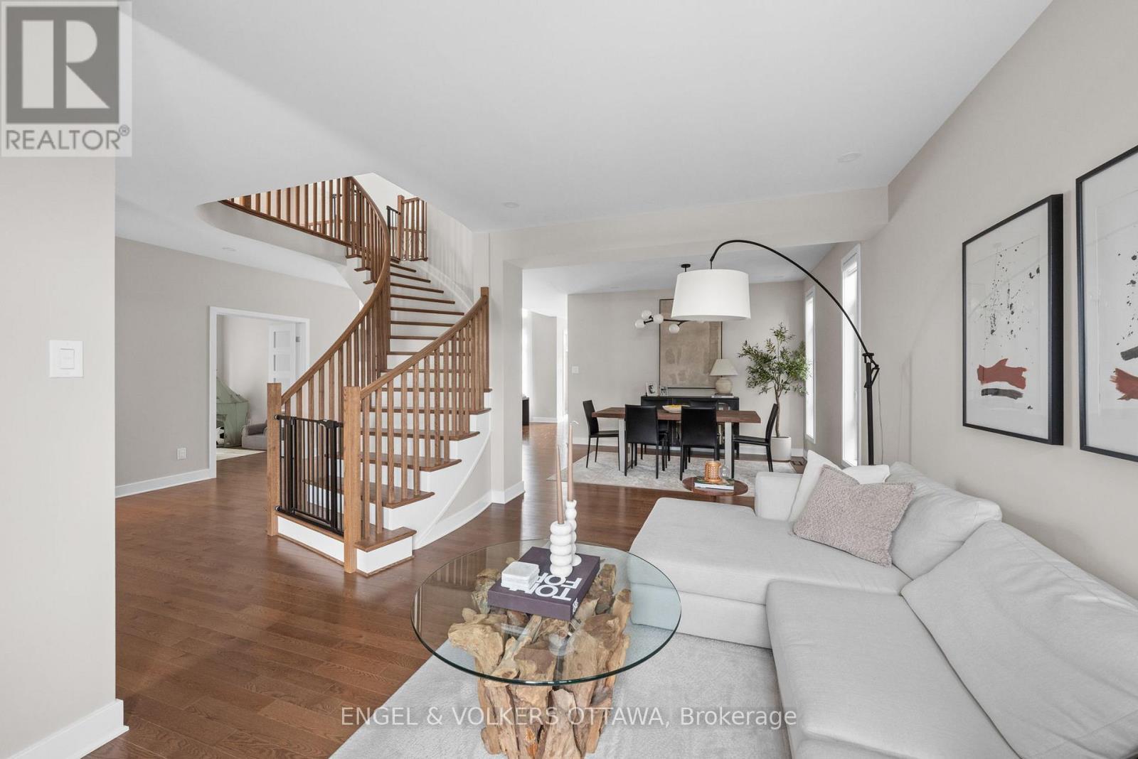 351 Shuttleworth Drive, Ottawa, ON - Indoor Photo Showing Living Room