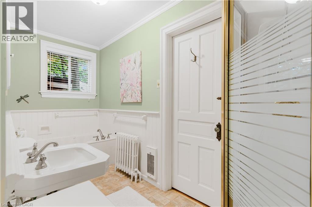136 Blair Road, Cambridge, ON - Indoor Photo Showing Bathroom