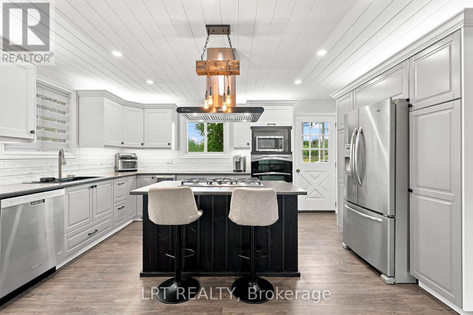 Fully Renovated Kitchen - 2628 Westshore Crescent, Severn, ON - Indoor Photo Showing Kitchen With Upgraded Kitchen
