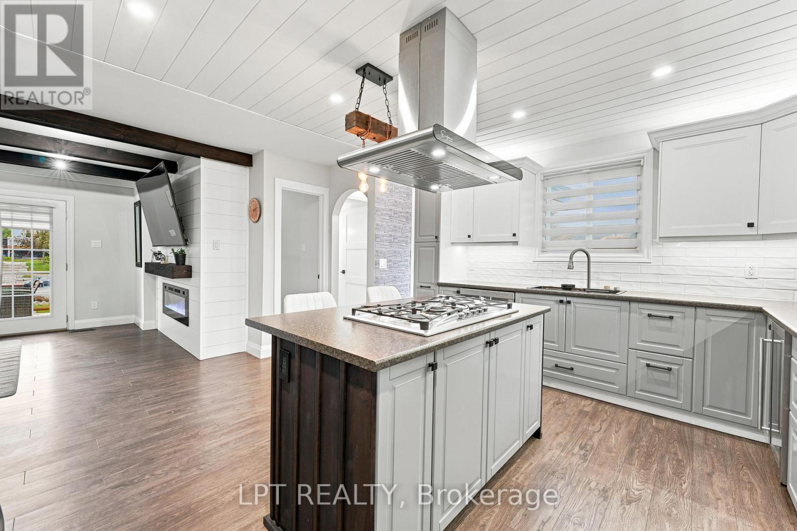 2628 Westshore Crescent, Severn, ON - Indoor Photo Showing Kitchen With Upgraded Kitchen