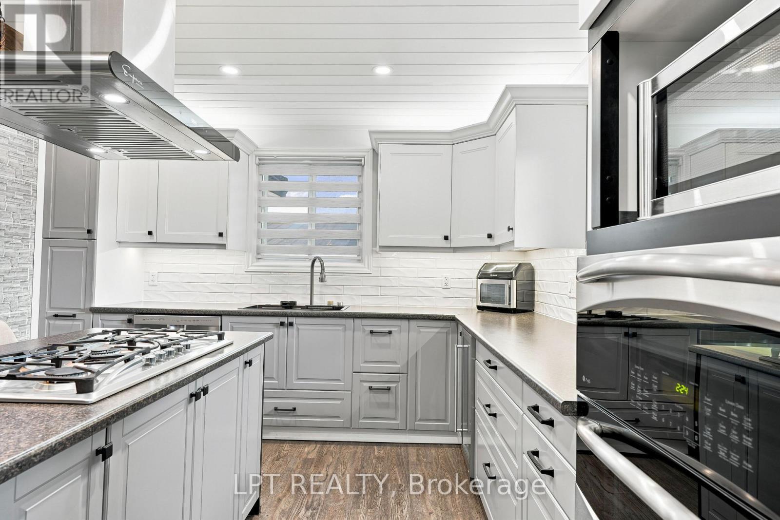 2628 Westshore Crescent, Severn, ON - Indoor Photo Showing Kitchen With Upgraded Kitchen