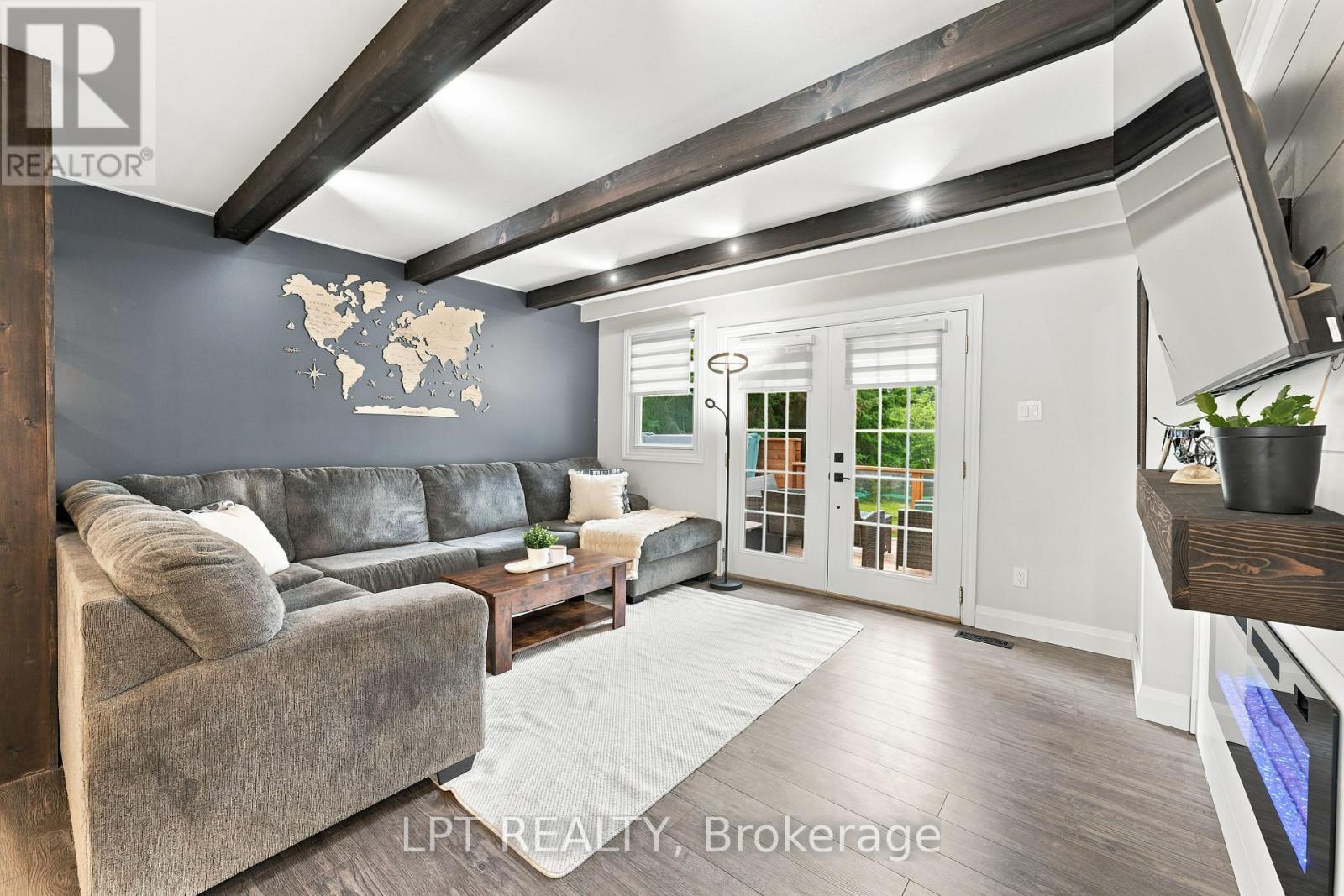 Living Room - Walk Out to Deck & View of Water - 2628 Westshore Crescent, Severn, ON - Indoor Photo Showing Living Room