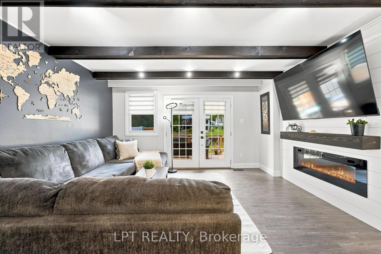 2628 Westshore Crescent, Severn, ON - Indoor Photo Showing Living Room With Fireplace
