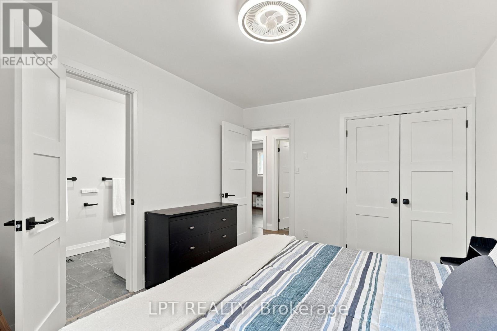 Primary Bedroom w Ensuite - 2628 Westshore Crescent, Severn, ON - Indoor Photo Showing Bedroom