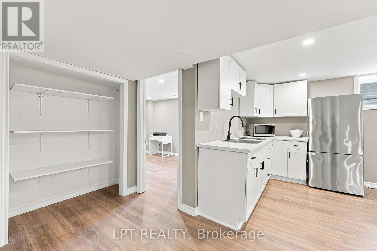 2628 Westshore Crescent, Severn, ON - Indoor Photo Showing Kitchen