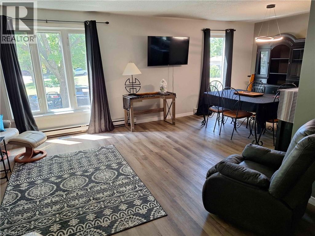 48 Crestlynn Crescent, Simcoe, ON - Indoor Photo Showing Living Room