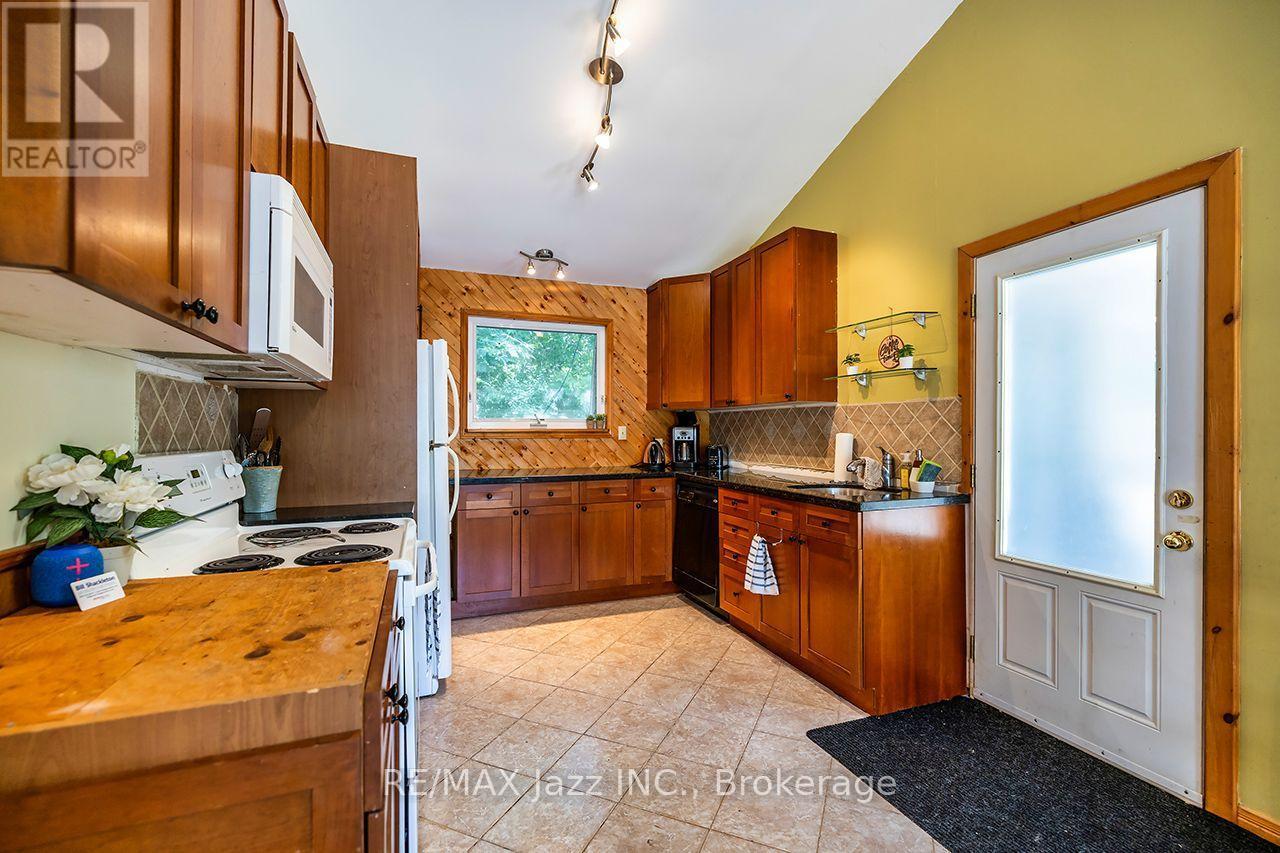 50 Long Island, Otonabee-South Monaghan, ON - Indoor Photo Showing Kitchen