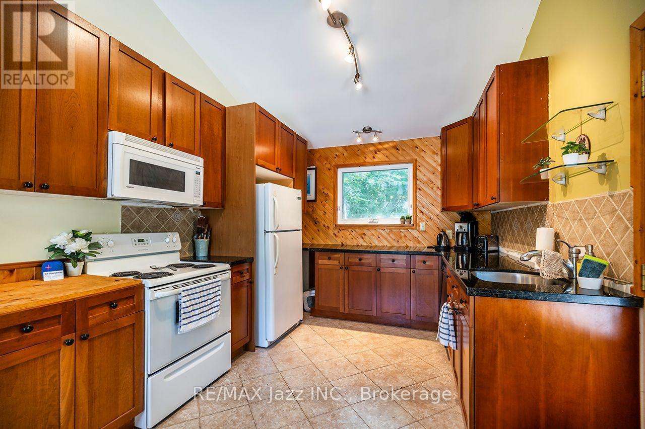 50 Long Island, Otonabee-South Monaghan, ON - Indoor Photo Showing Kitchen