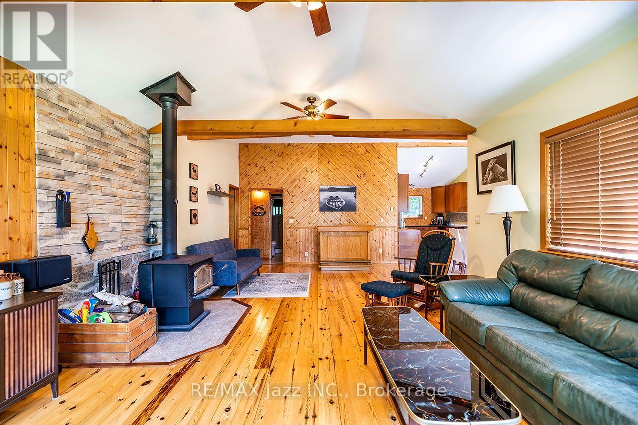 50 Long Island, Otonabee-South Monaghan, ON - Indoor Photo Showing Living Room