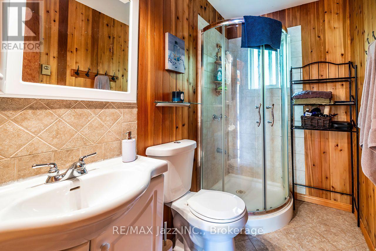 50 Long Island, Otonabee-South Monaghan, ON - Indoor Photo Showing Bathroom