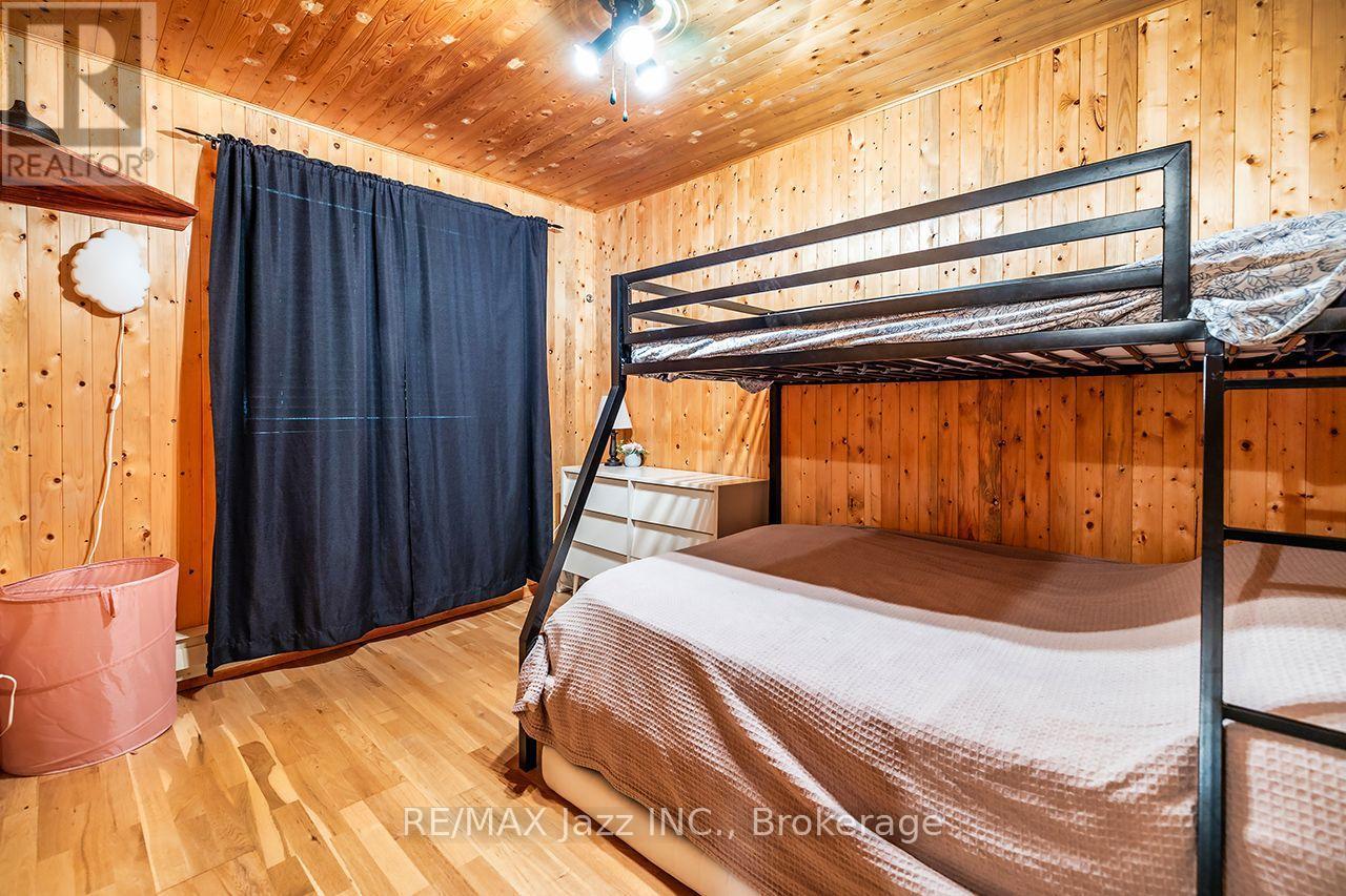50 Long Island, Otonabee-South Monaghan, ON - Indoor Photo Showing Bedroom