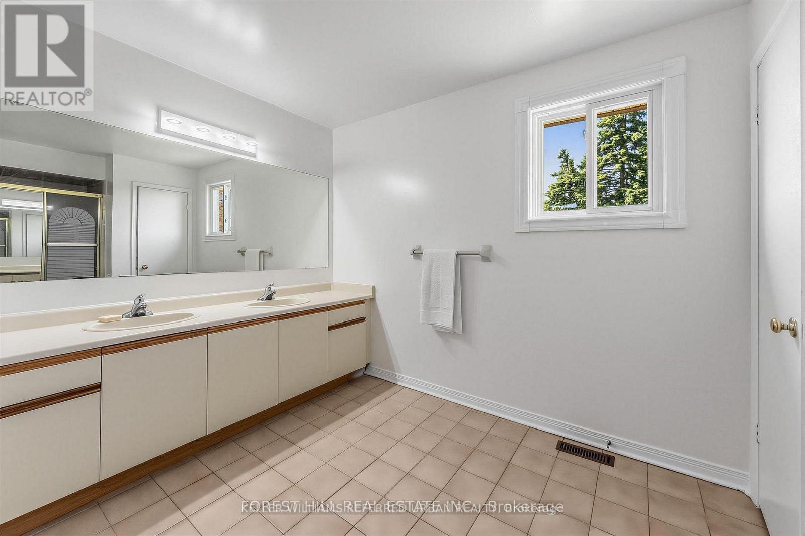 4129 Molly Avenue, Mississauga, ON - Indoor Photo Showing Bathroom