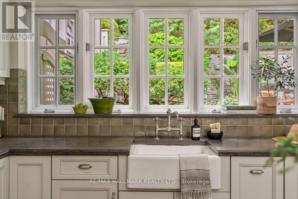 14 Pine Crescent, Toronto, ON - Indoor Photo Showing Kitchen