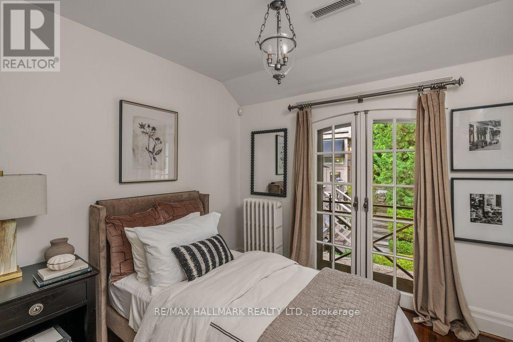 14 Pine Crescent, Toronto, ON - Indoor Photo Showing Bedroom