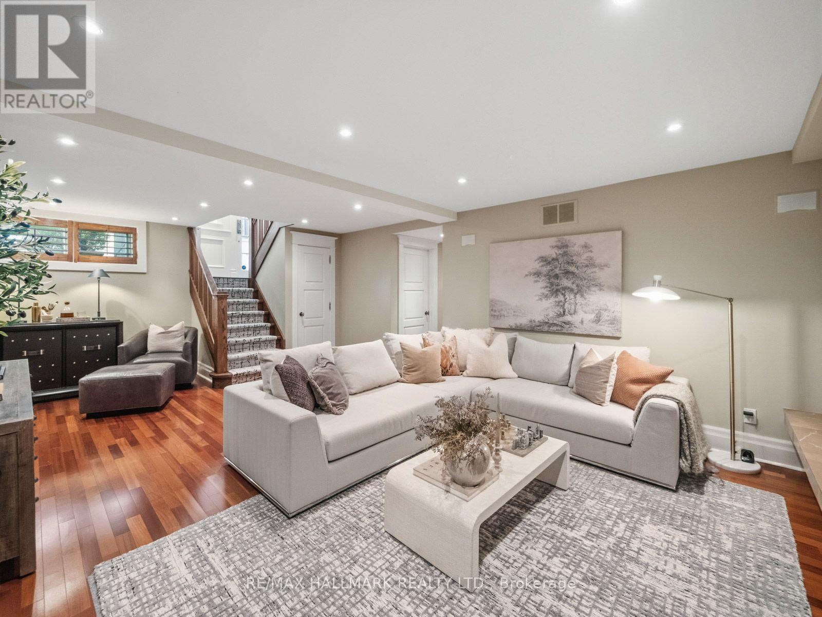14 Pine Crescent, Toronto, ON - Indoor Photo Showing Living Room