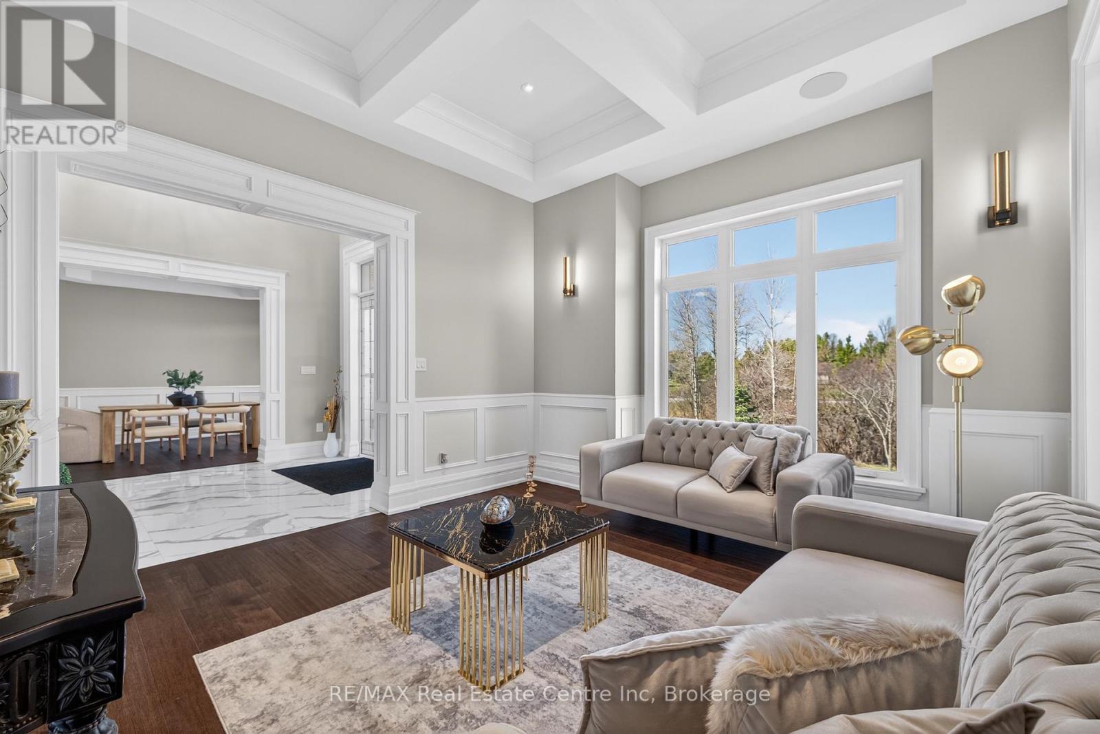 7645 Maltby Road E, Puslinch, ON - Indoor Photo Showing Living Room