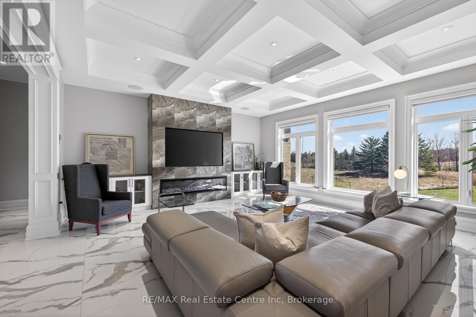 7645 Maltby Road E, Puslinch, ON - Indoor Photo Showing Living Room
