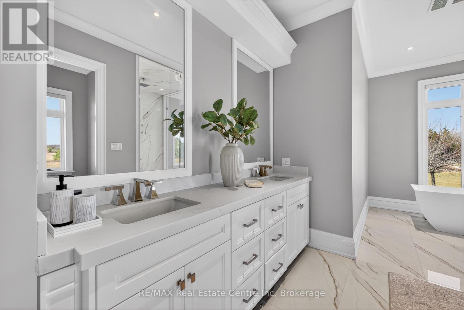 7645 Maltby Road E, Puslinch, ON - Indoor Photo Showing Bathroom