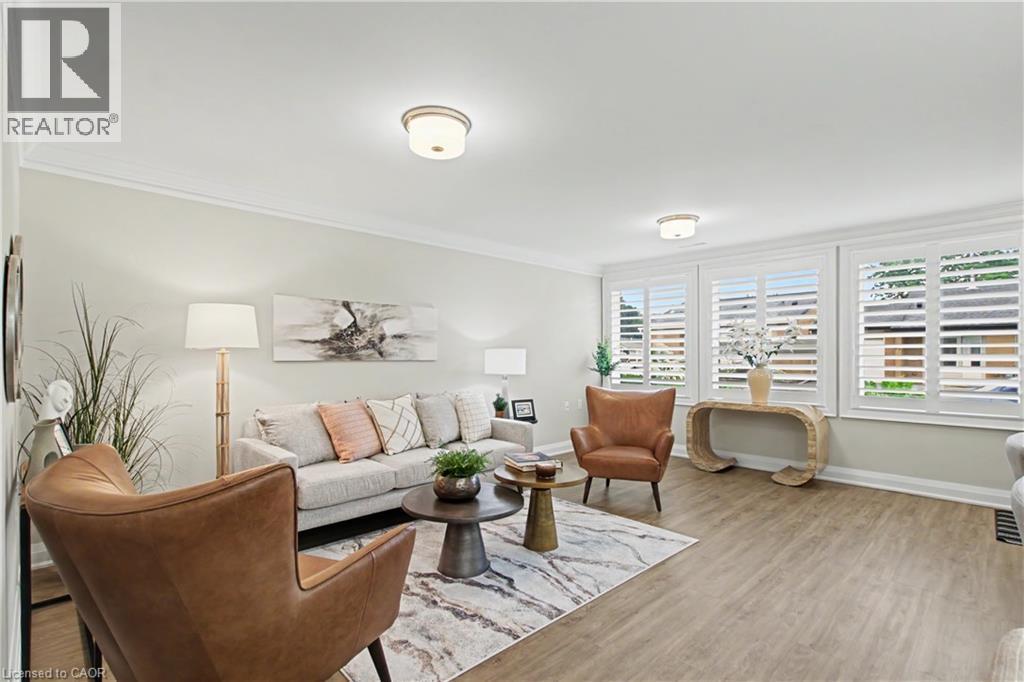 82 Szollosy Circle, Hamilton, ON - Indoor Photo Showing Living Room