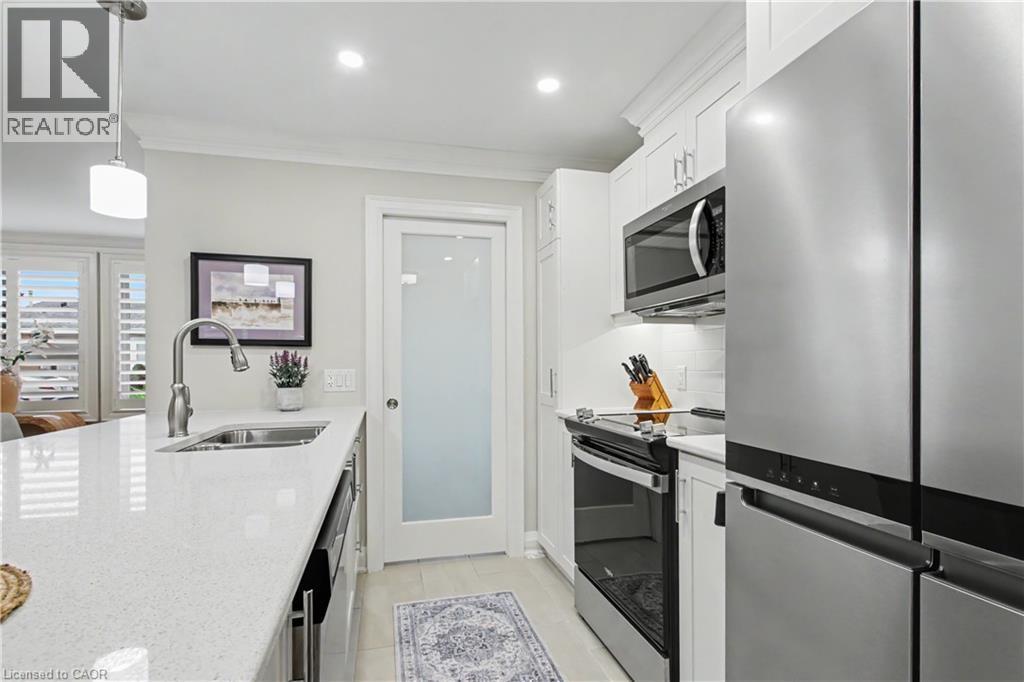 82 Szollosy Circle, Hamilton, ON - Indoor Photo Showing Kitchen With Double Sink With Upgraded Kitchen