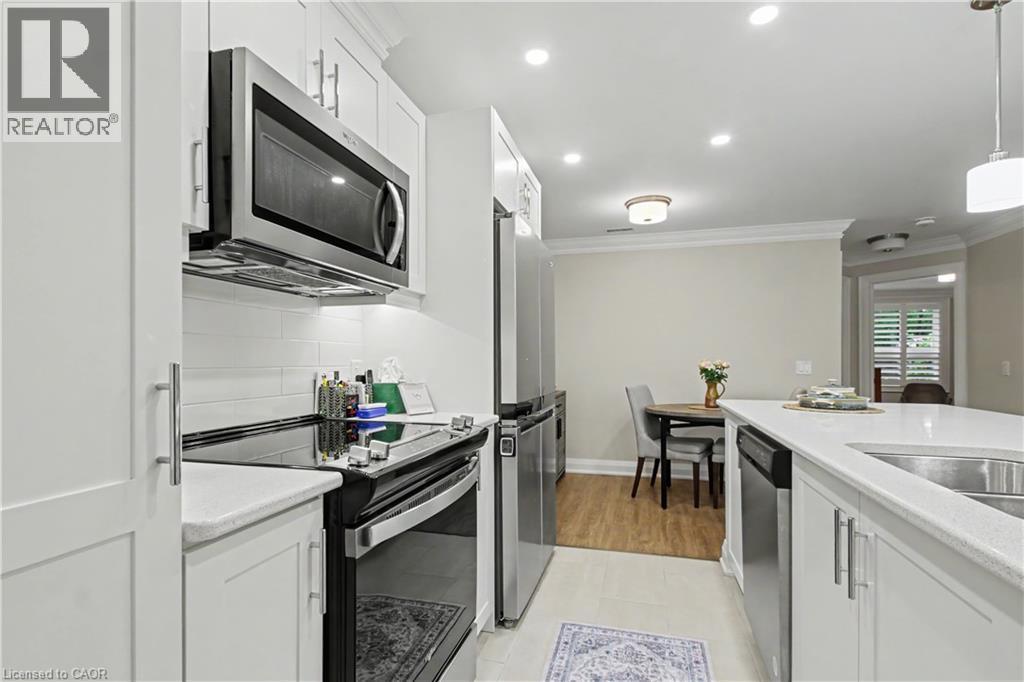 82 Szollosy Circle, Hamilton, ON - Indoor Photo Showing Kitchen With Double Sink With Upgraded Kitchen