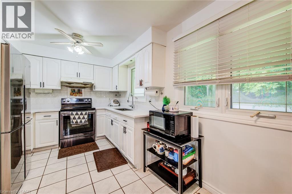 282 Driftwood Drive, Kitchener, ON - Indoor Photo Showing Kitchen