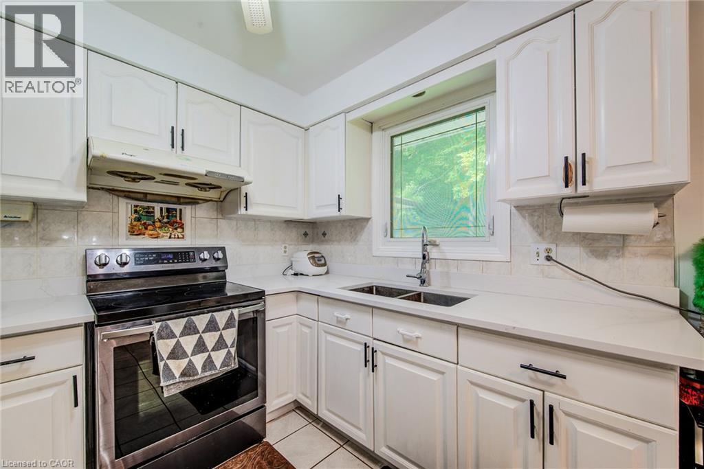282 Driftwood Drive, Kitchener, ON - Indoor Photo Showing Kitchen With Double Sink