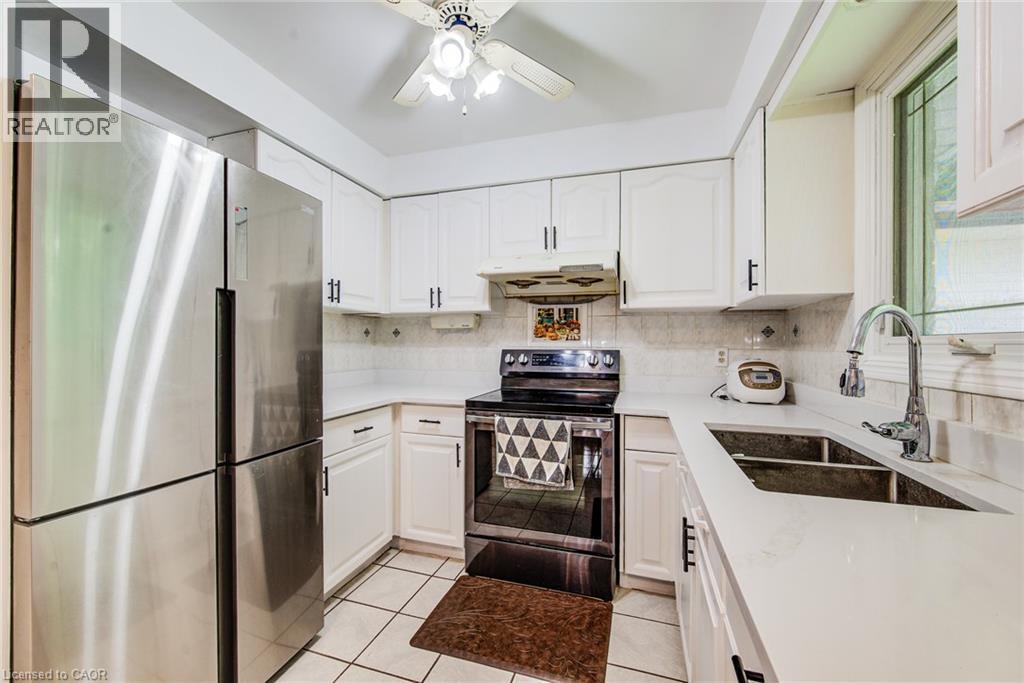 282 Driftwood Drive, Kitchener, ON - Indoor Photo Showing Kitchen With Double Sink With Upgraded Kitchen
