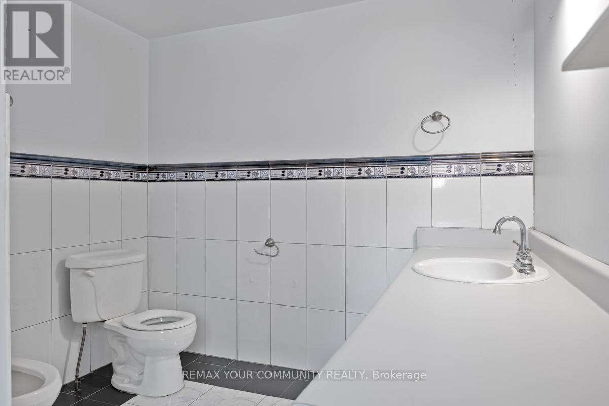 Ensuite to Primary - 39 Cadillac Avenue, Toronto, ON - Indoor Photo Showing Bathroom