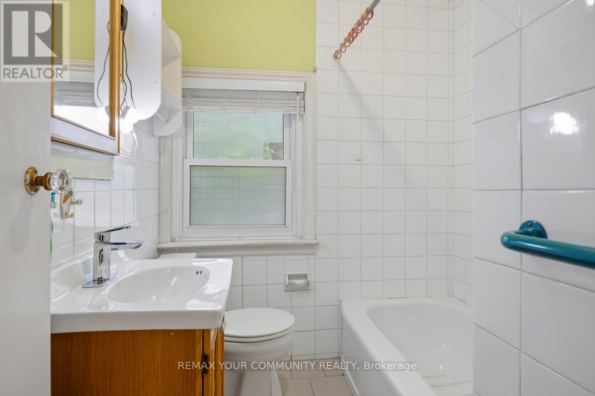 39 Cadillac Avenue, Toronto, ON - Indoor Photo Showing Bathroom