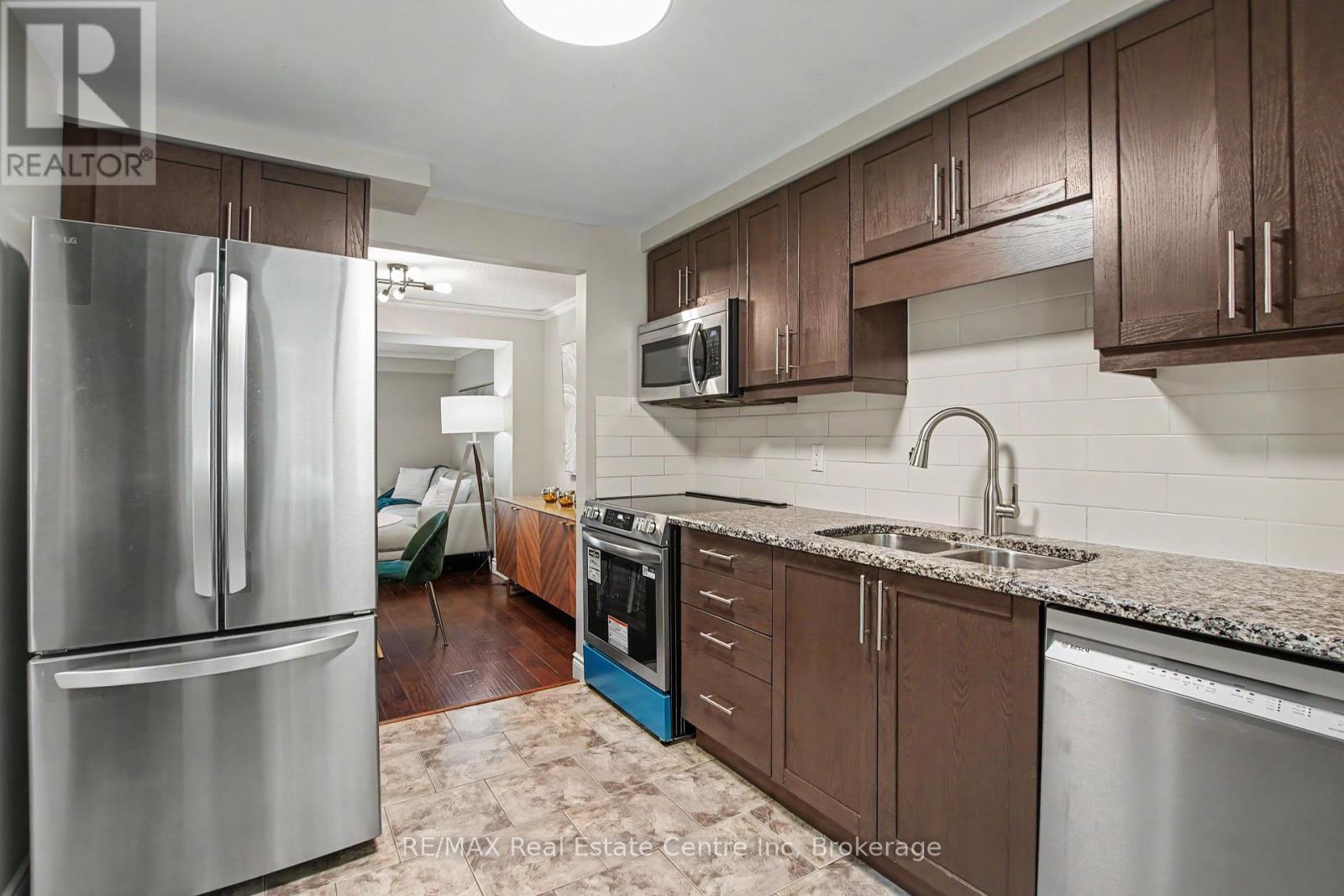 148 Carter Crescent, Cambridge, ON - Indoor Photo Showing Kitchen With Double Sink With Upgraded Kitchen