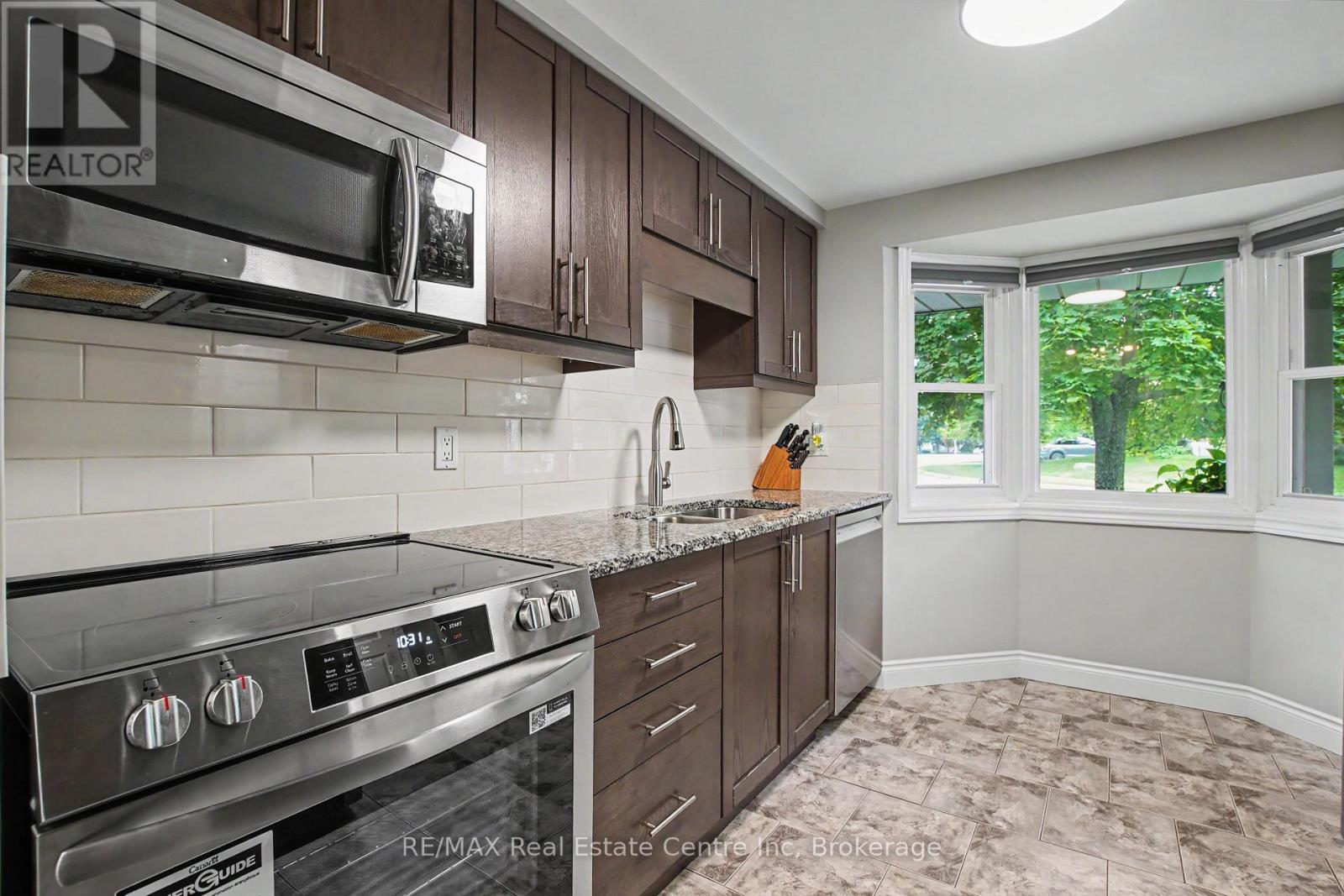 148 Carter Crescent, Cambridge, ON - Indoor Photo Showing Kitchen With Upgraded Kitchen