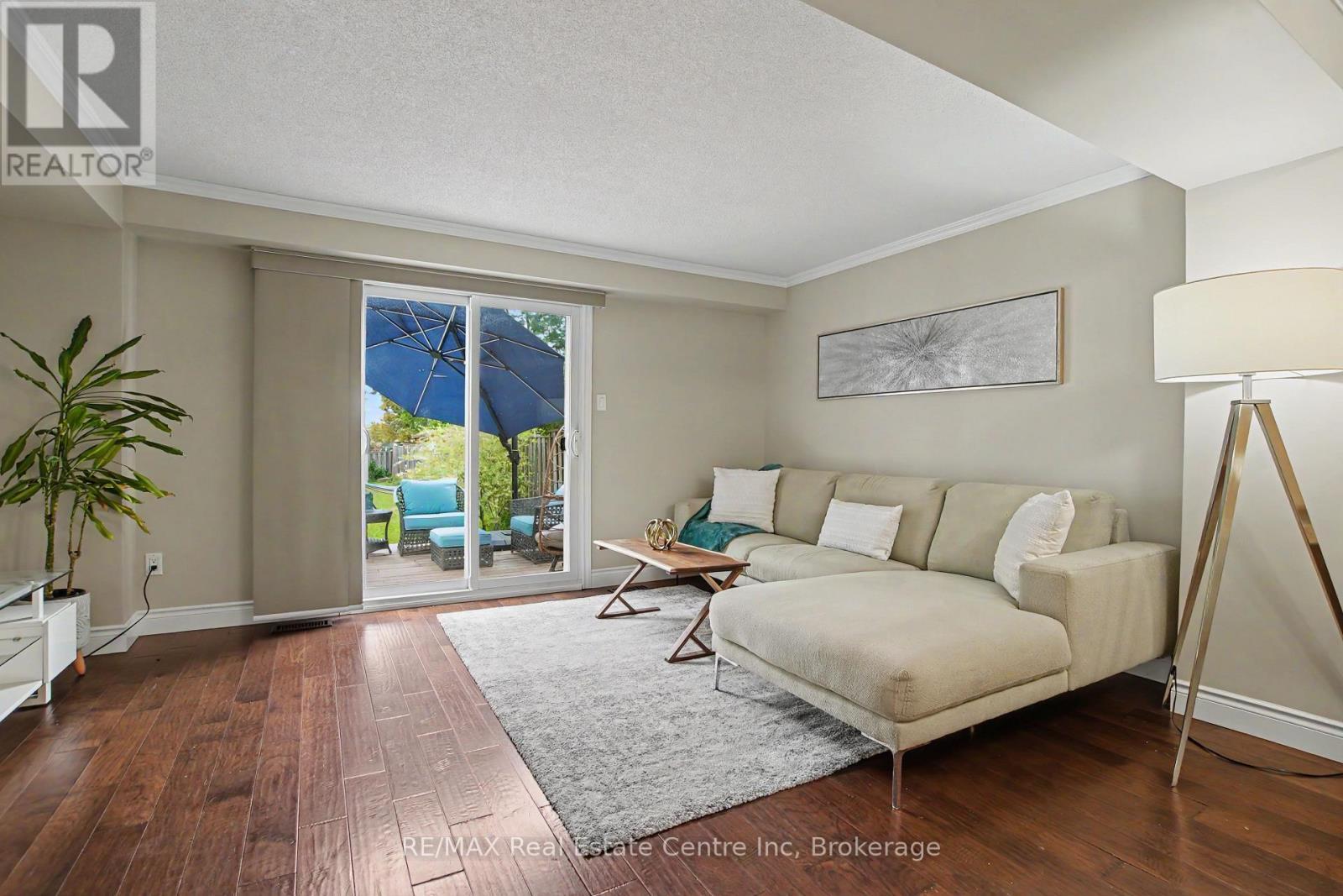148 Carter Crescent, Cambridge, ON - Indoor Photo Showing Living Room