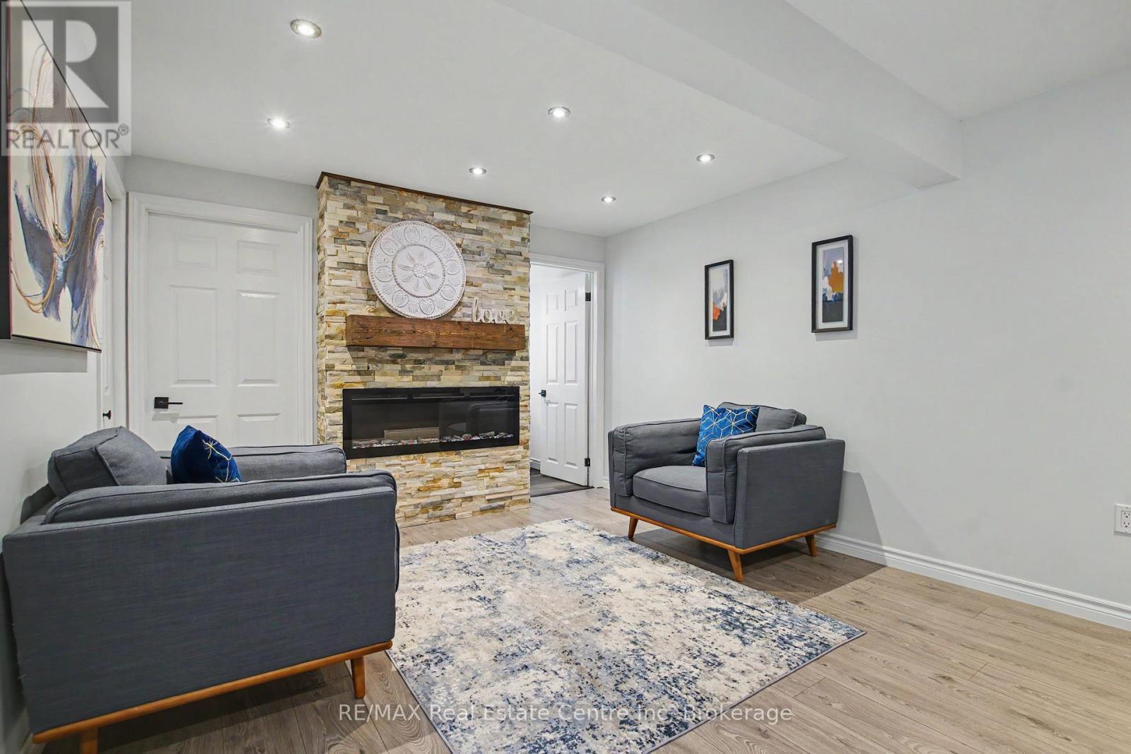 148 Carter Crescent, Cambridge, ON - Indoor Photo Showing Living Room With Fireplace